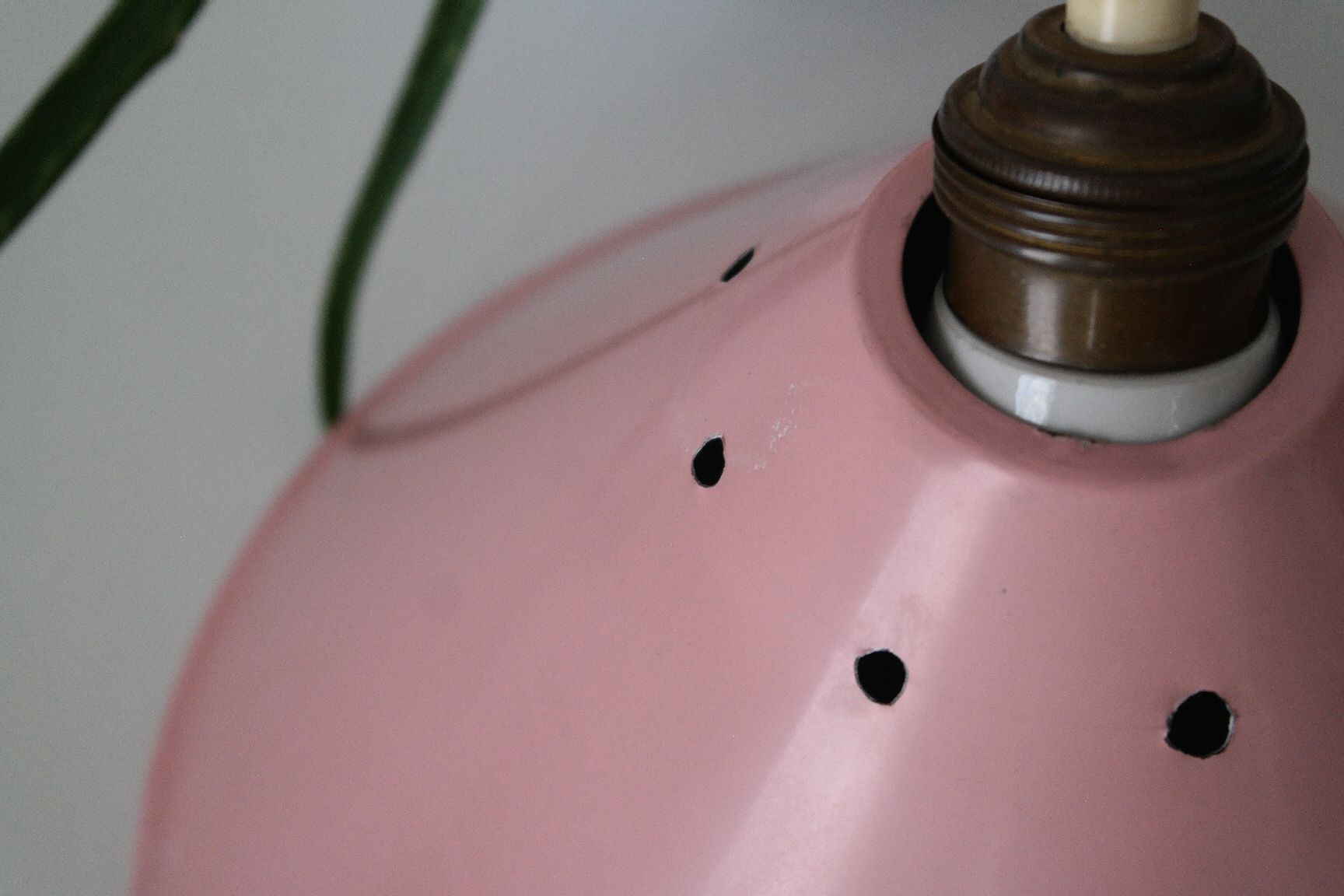 Suspension tôle emaillée rose vintage