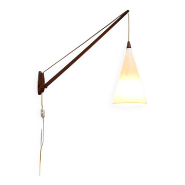 Lampe murale en teck modèle 734 de style mid-century moderne par Uno & Östen Kristiansson pour Luxus, années 1960.