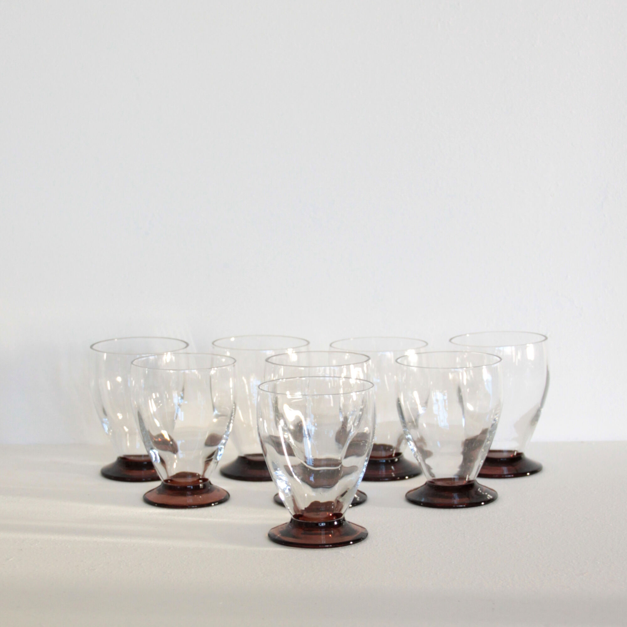 Set of 8 art deco wine or water glasses and red-brown coloured foot