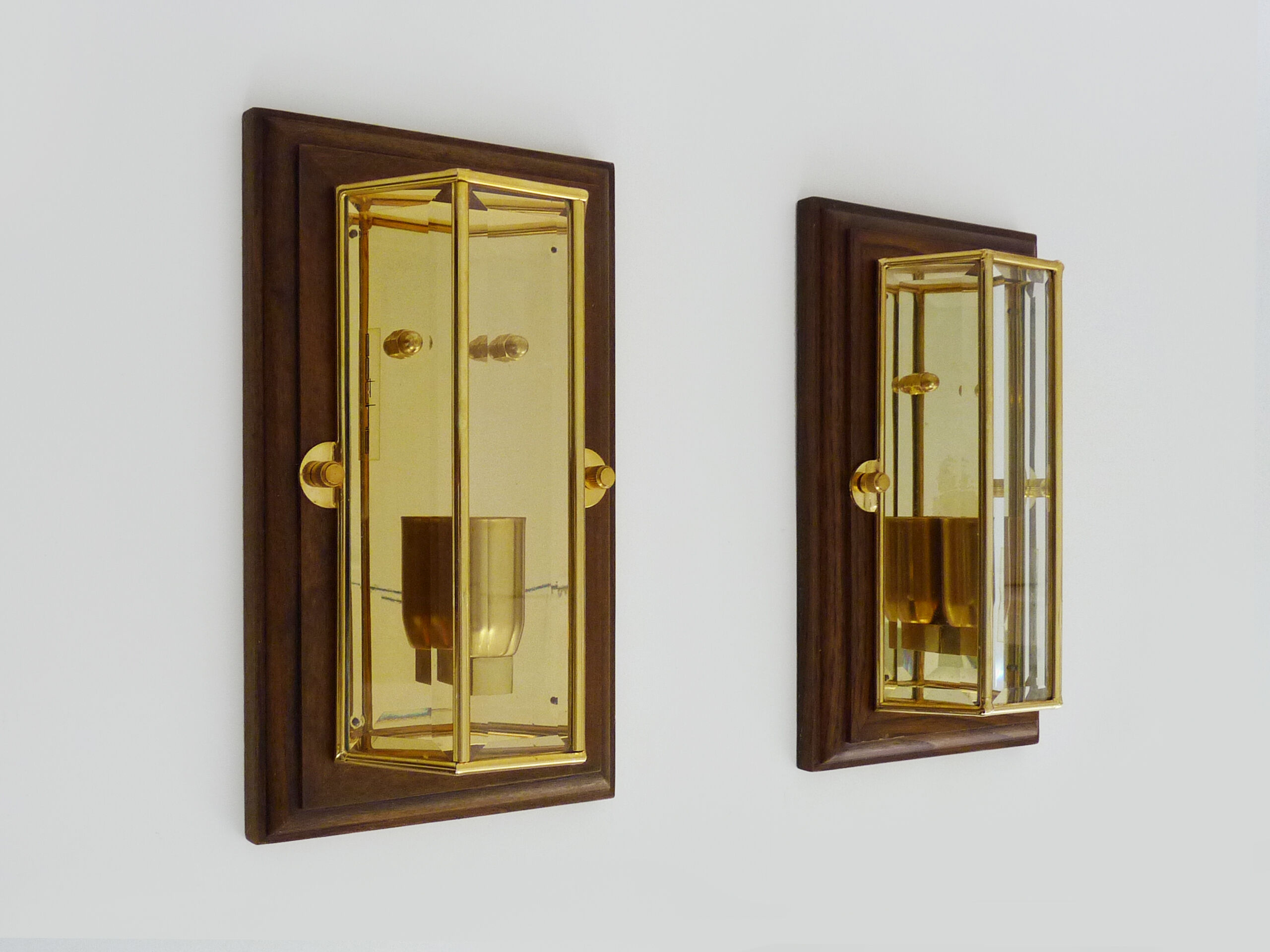 Paire d'appliques murales Sothis, structure bois, laiton et 3 faces en verre biseauté