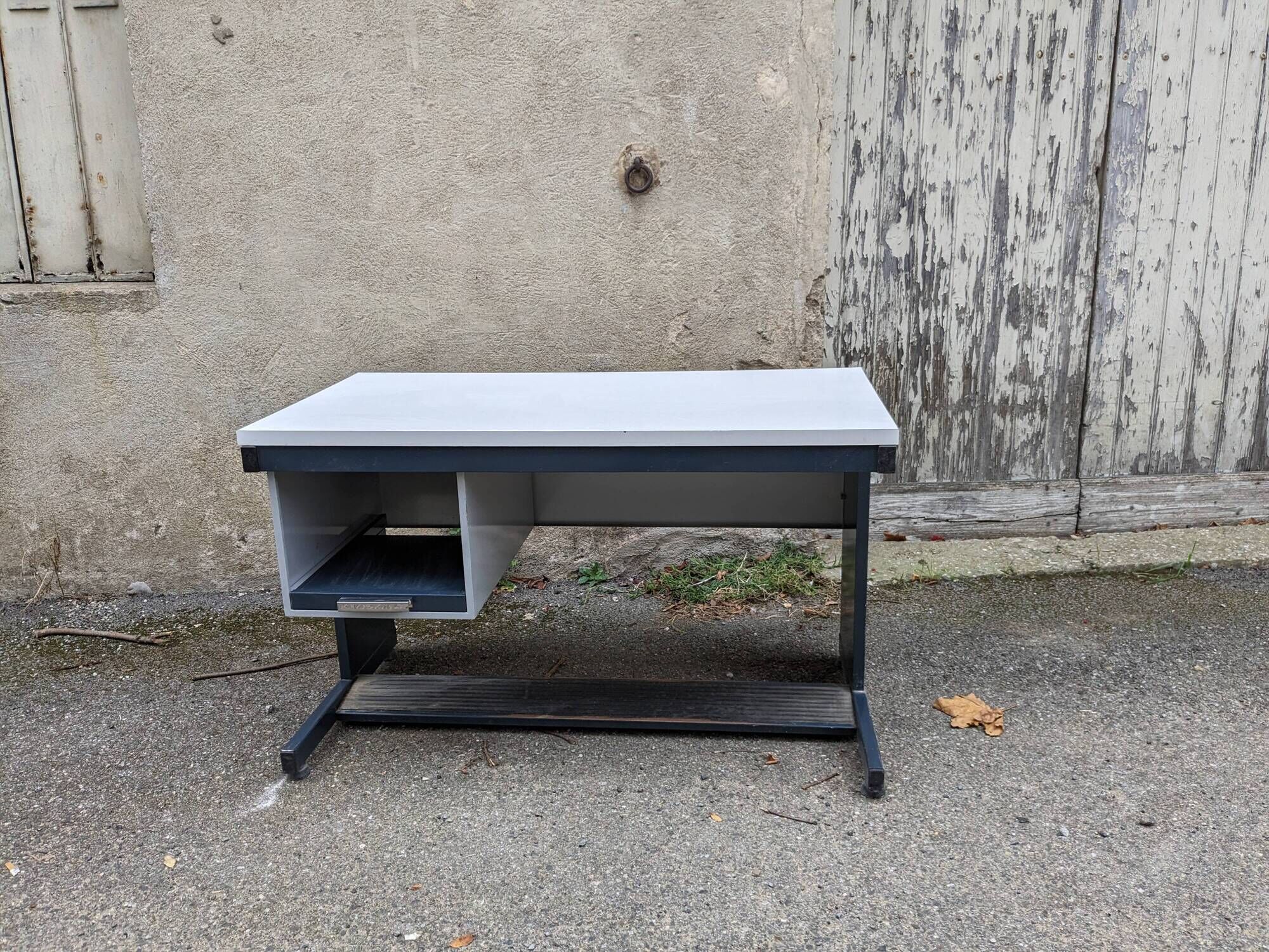 retro desk (industrial/school style from the 60s-70s)