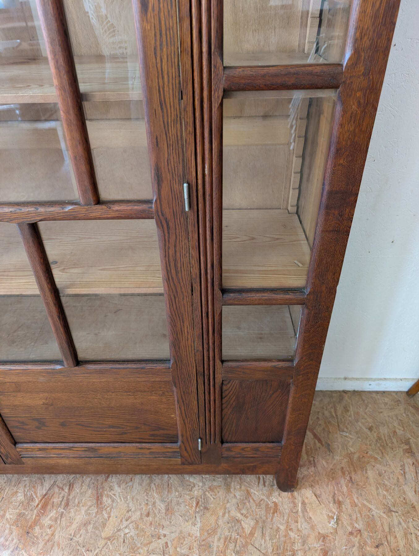 Armoire vitrée chêne massif des années 40/50
