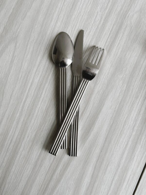 Set de 18 couverts IKEA made in Korea