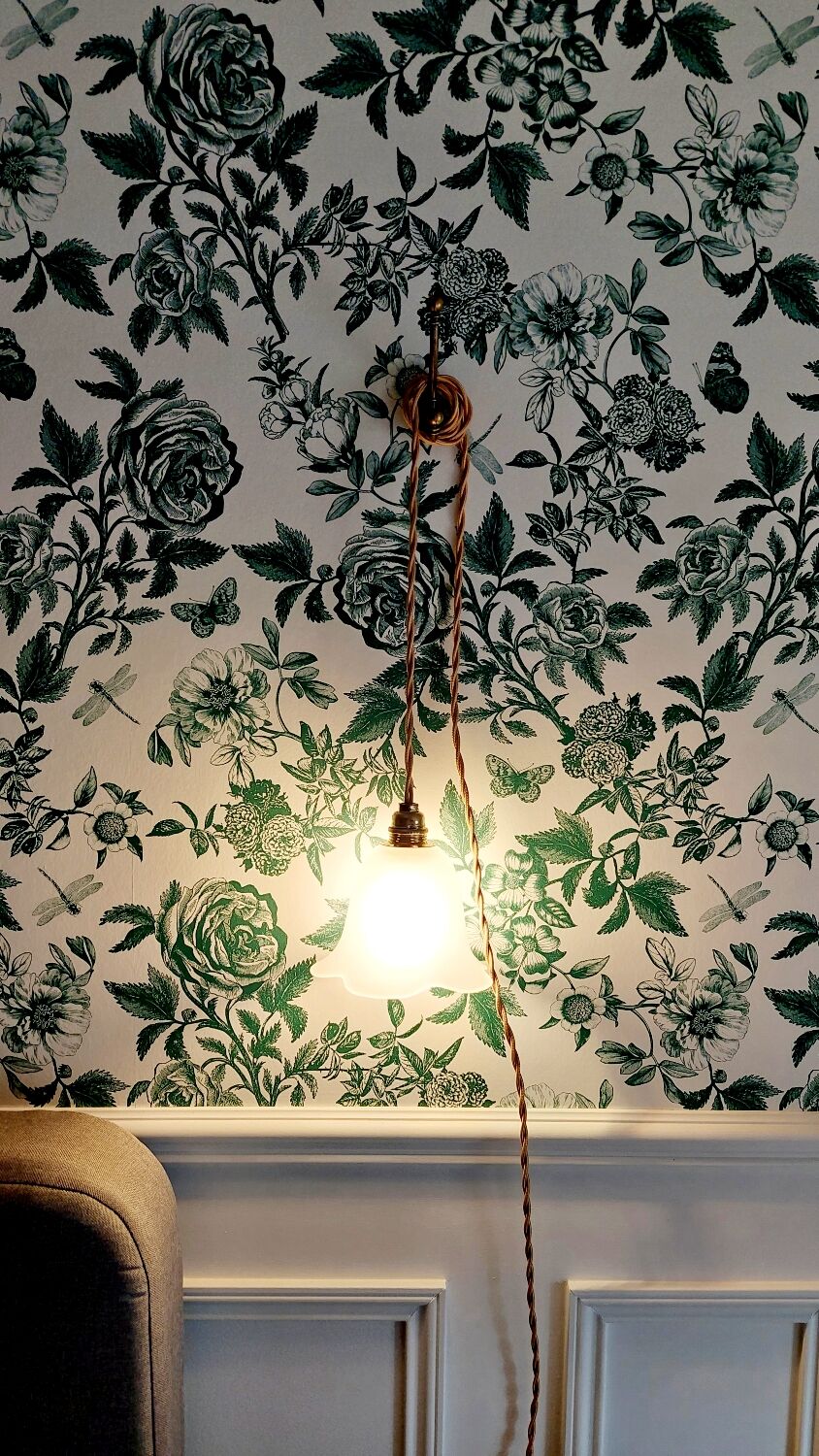 Suspension, glass lamp forming a tulip