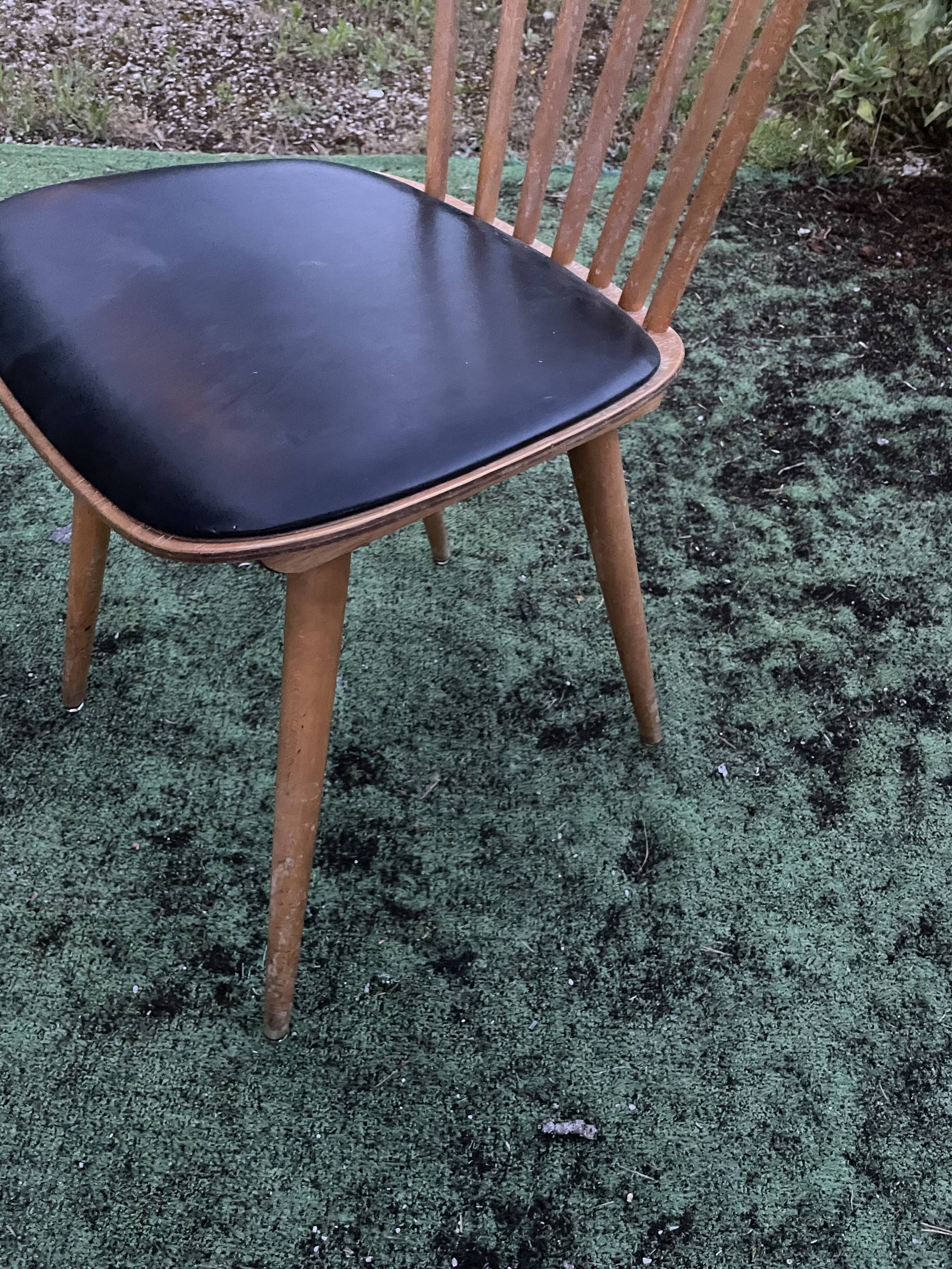 Chaise Baumann modèle menuet assise simili cuir noir