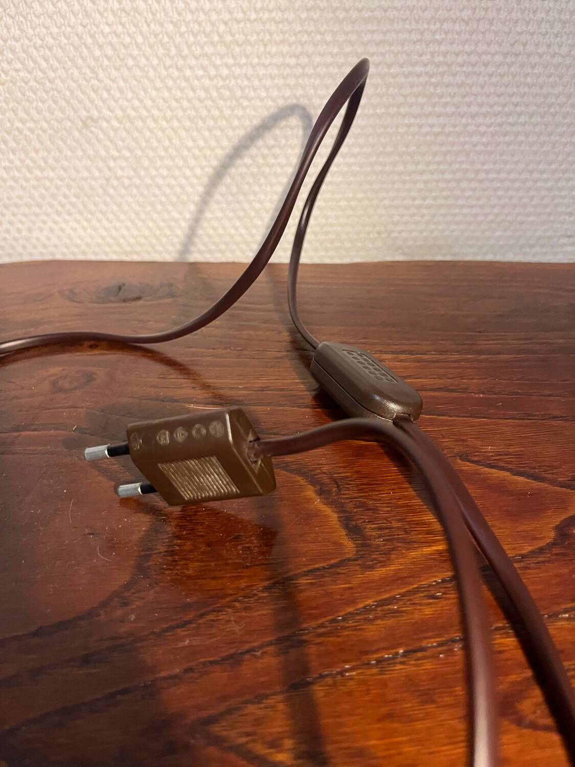 Élégante petite lampe en bois massif sculptée – abat-jour en tissu lin