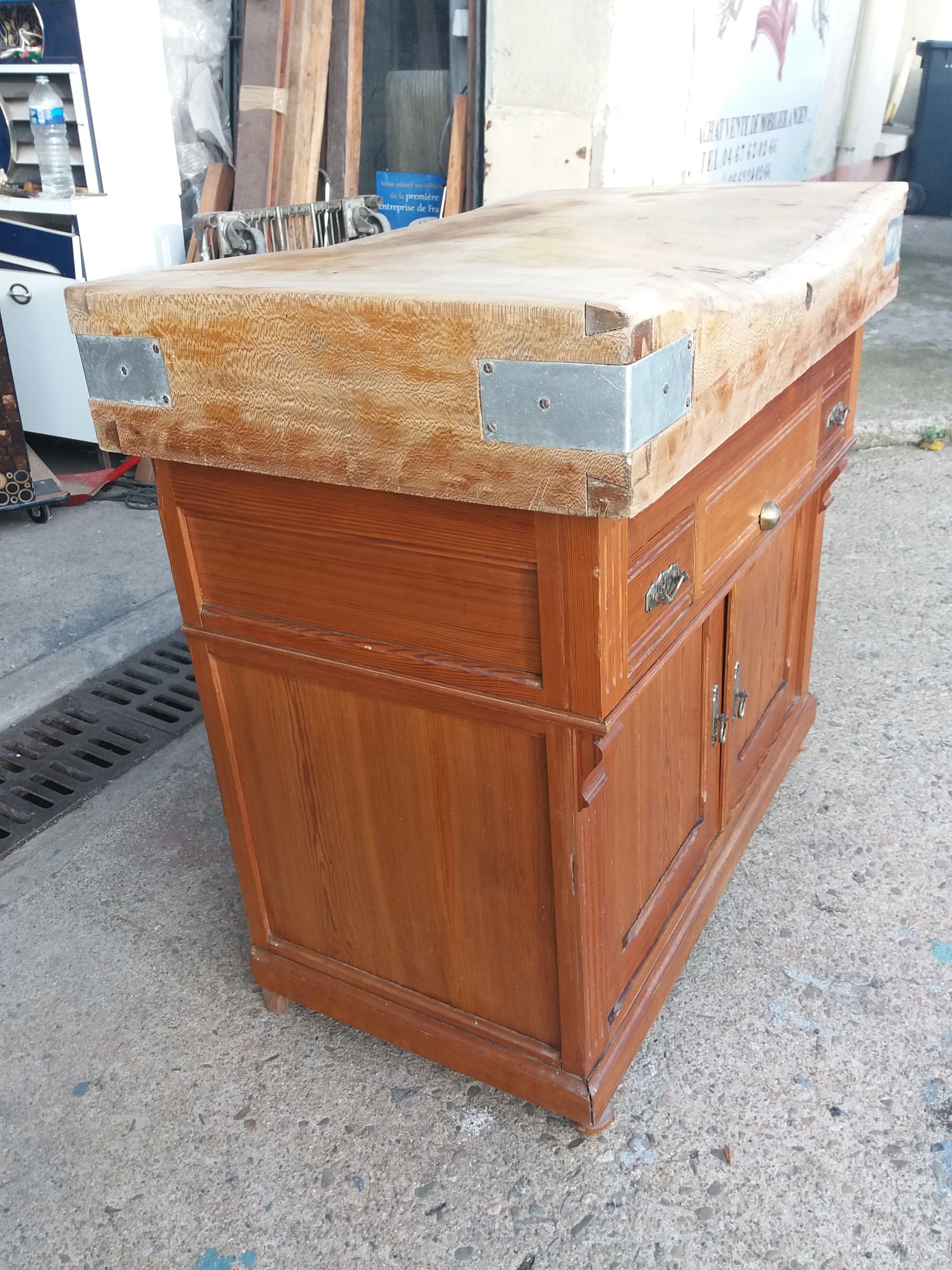 Chopping block butcher around 1920 opening on 2 drawers and 2 doors in pitch pine and Sycamore
