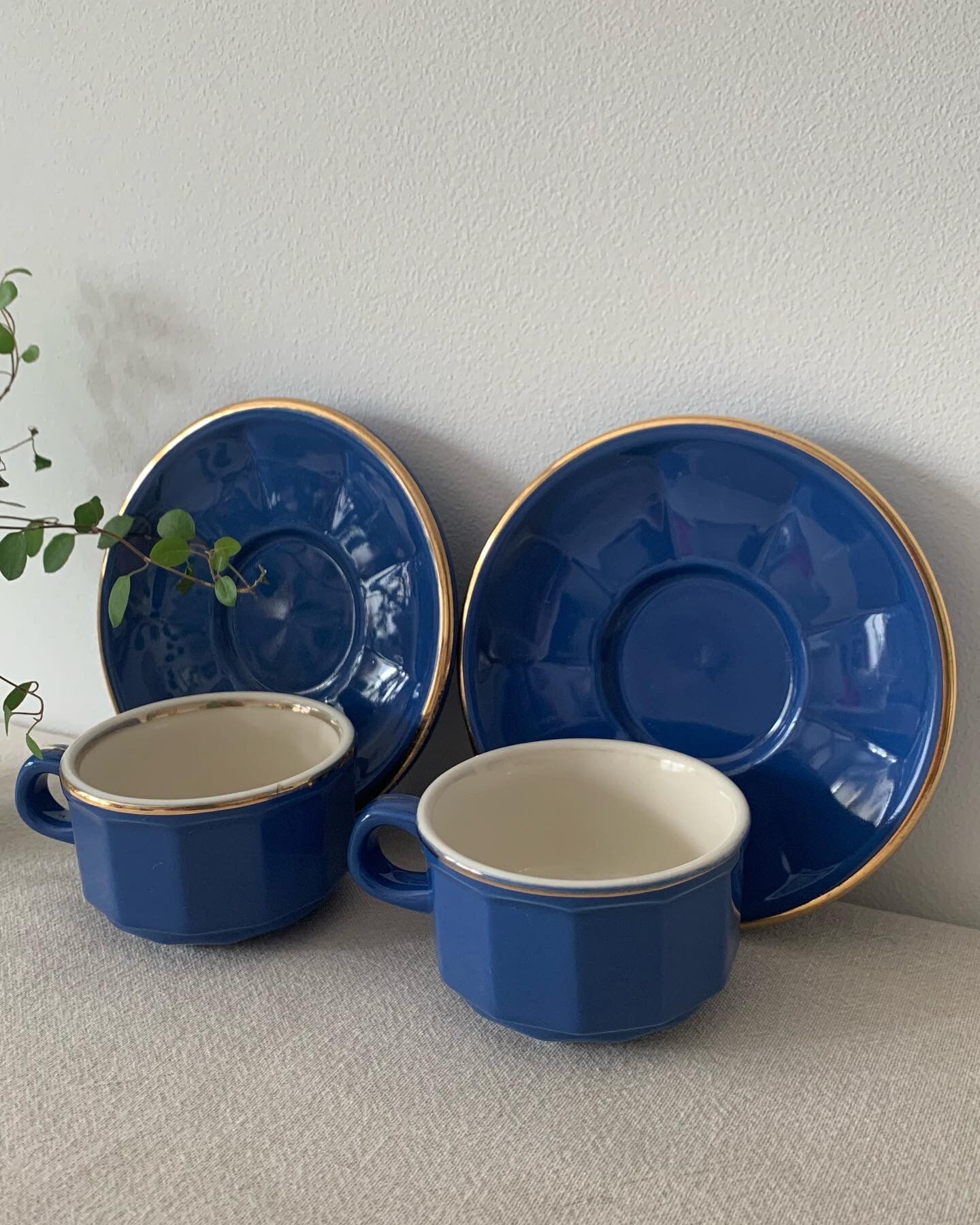 2 coffee cups and saucers