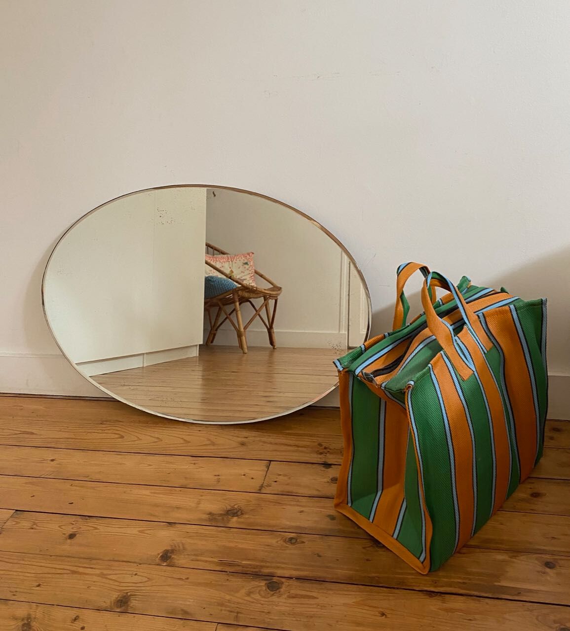 Oval bevelled mirror - 72x51cm