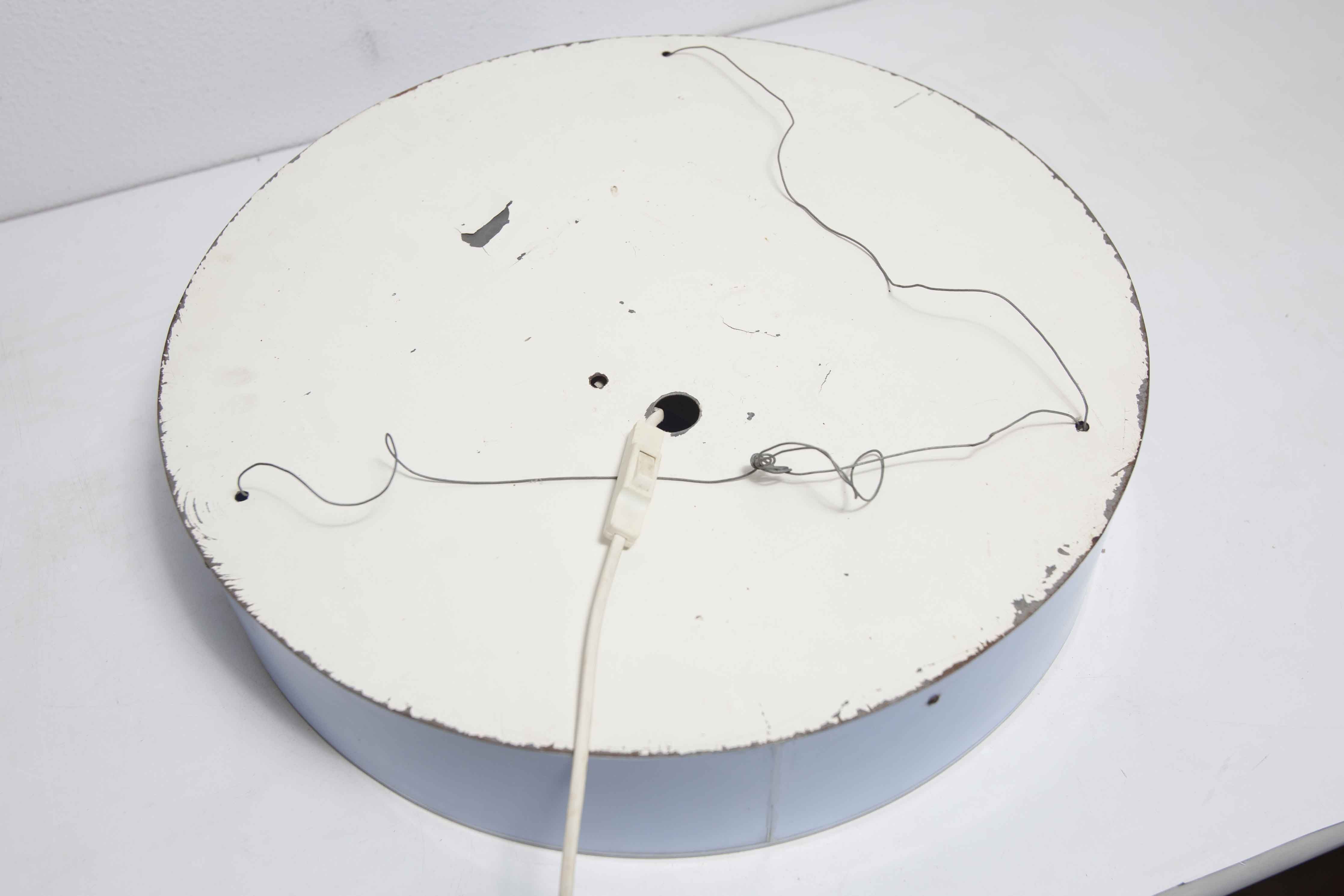 Round blue luminous sign 1970 relay of silence, quiet and quiet hotel