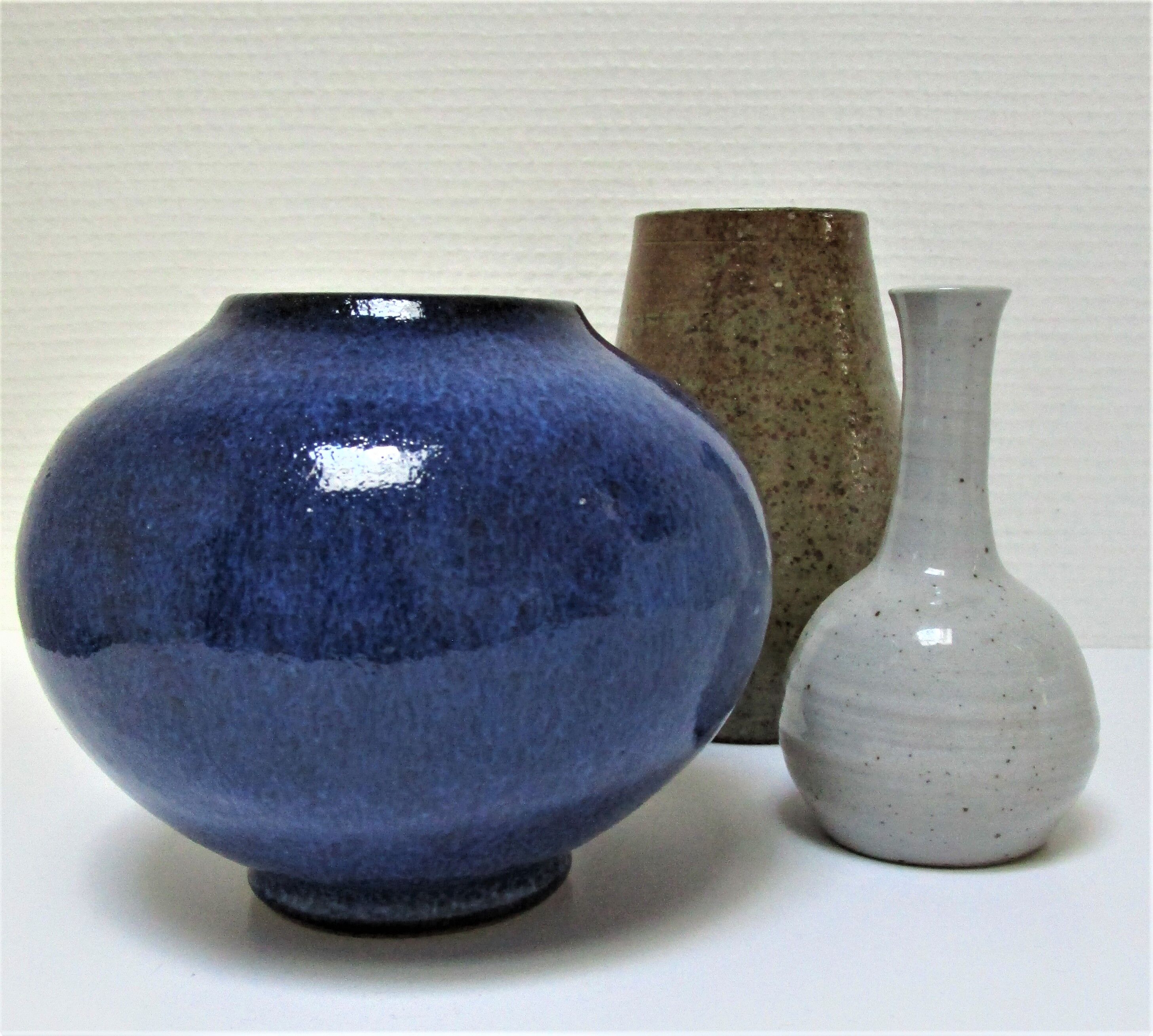 Trio de vases en grès émaillé bleu brun et blanc