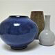 Trio de vases en grès émaillé bleu brun et blanc