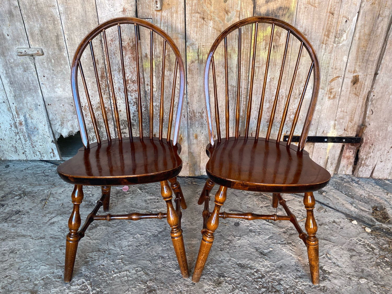 Pair of antique american windsor chairs, turned oak wood, vintage