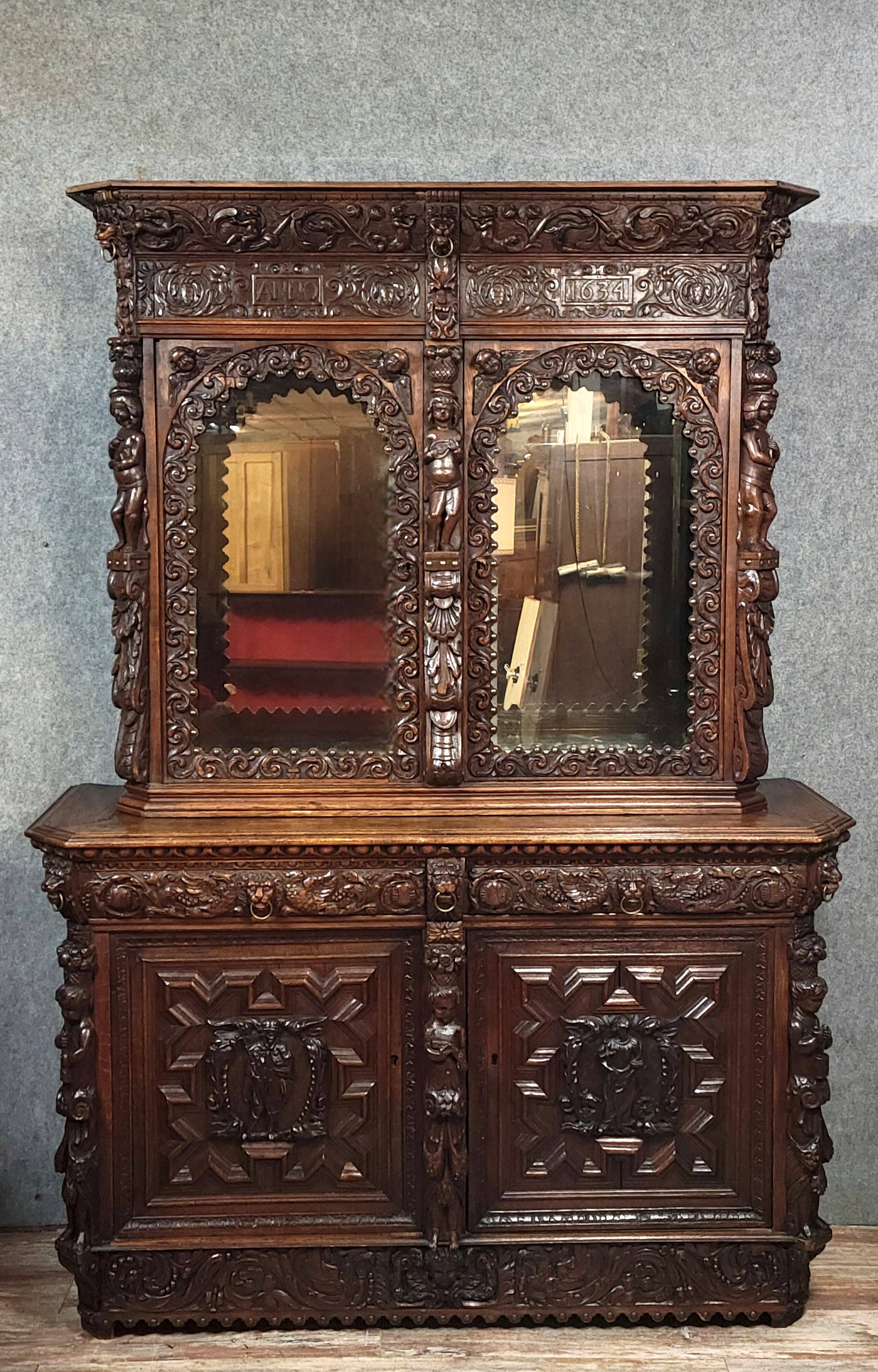 Buffet deux-corps style Renaissance Italienne en chene massif