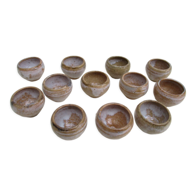 12 plats individuels à escargots en grès beige