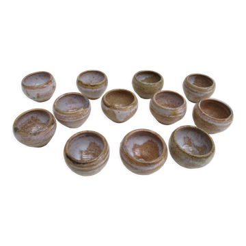 12 individual dishes with beige stoneware snails