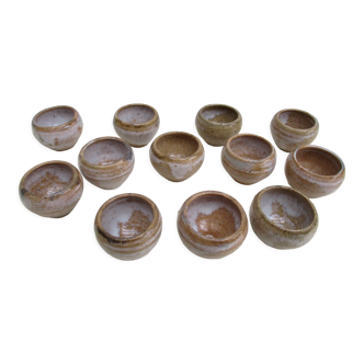 12 individual dishes with beige stoneware snails