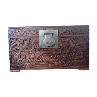 Coffre chinois en bois de camphre sculpté