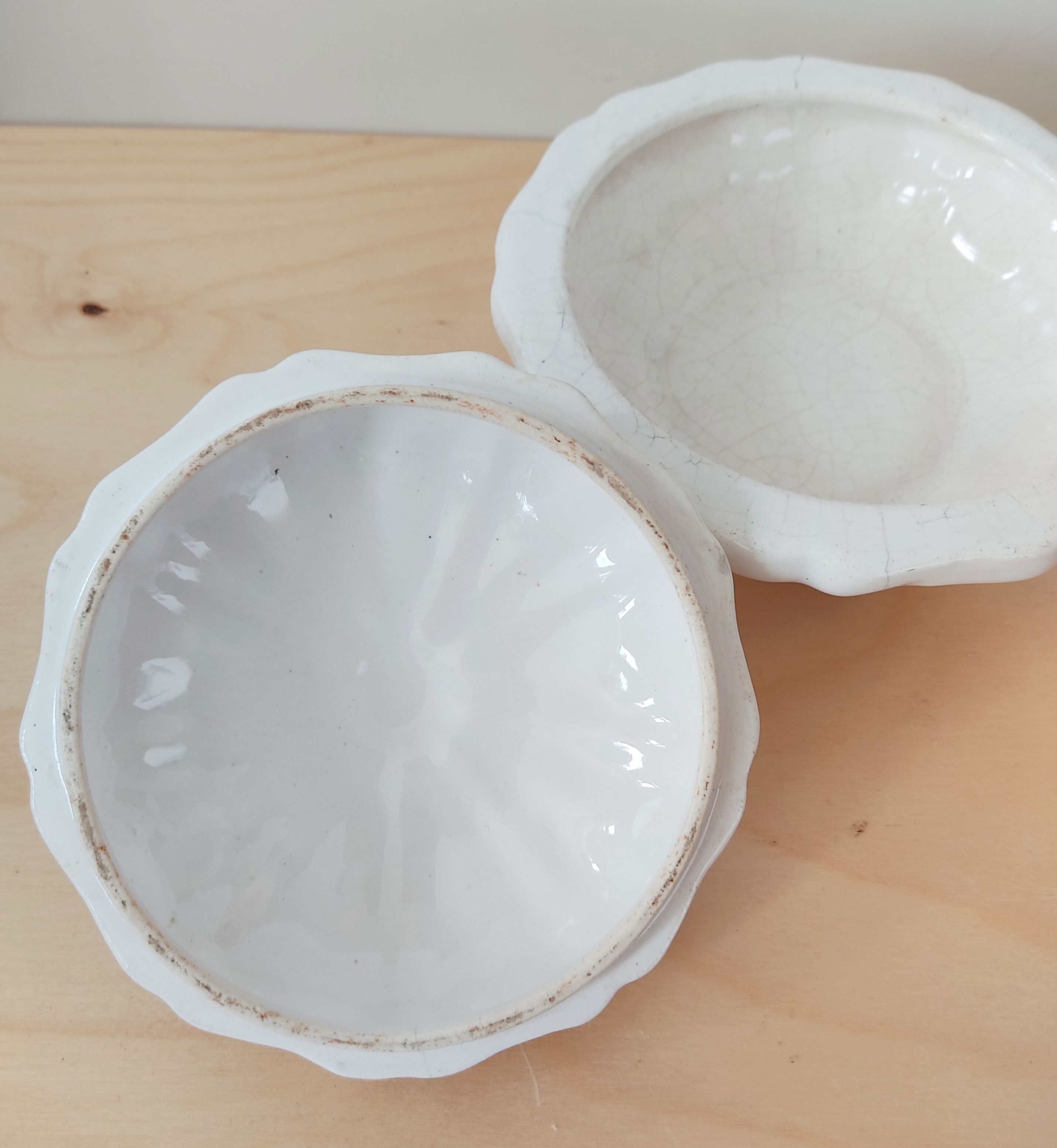 Delft ribbed earthenware box