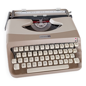 Vintage 'underwood 18' typewriter