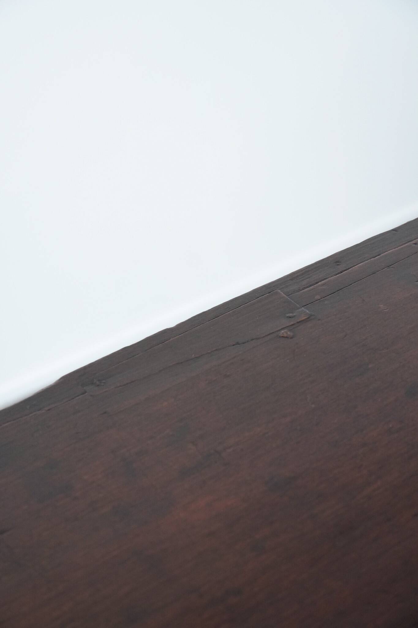 Charmant et intemporel meuble-commode ancien en chêne anglais du début du XIXe siècle, avec deux portes et une serrure fonctionnelle.