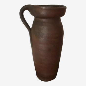 Vase-pichet artisanal en grès. formes irrégulières