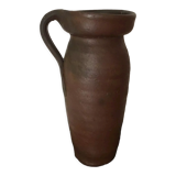 Vase-pichet artisanal en grès. formes irrégulières