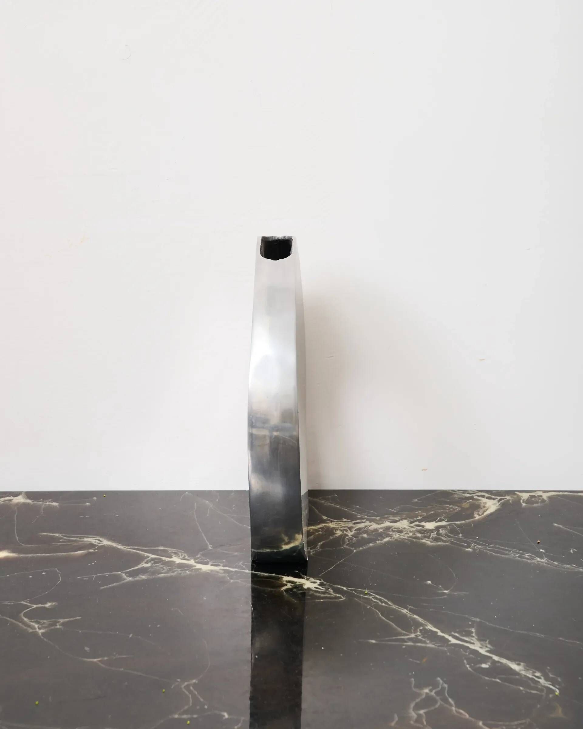 Vase L rond ajouré en fonte d'aluminium, 1970s