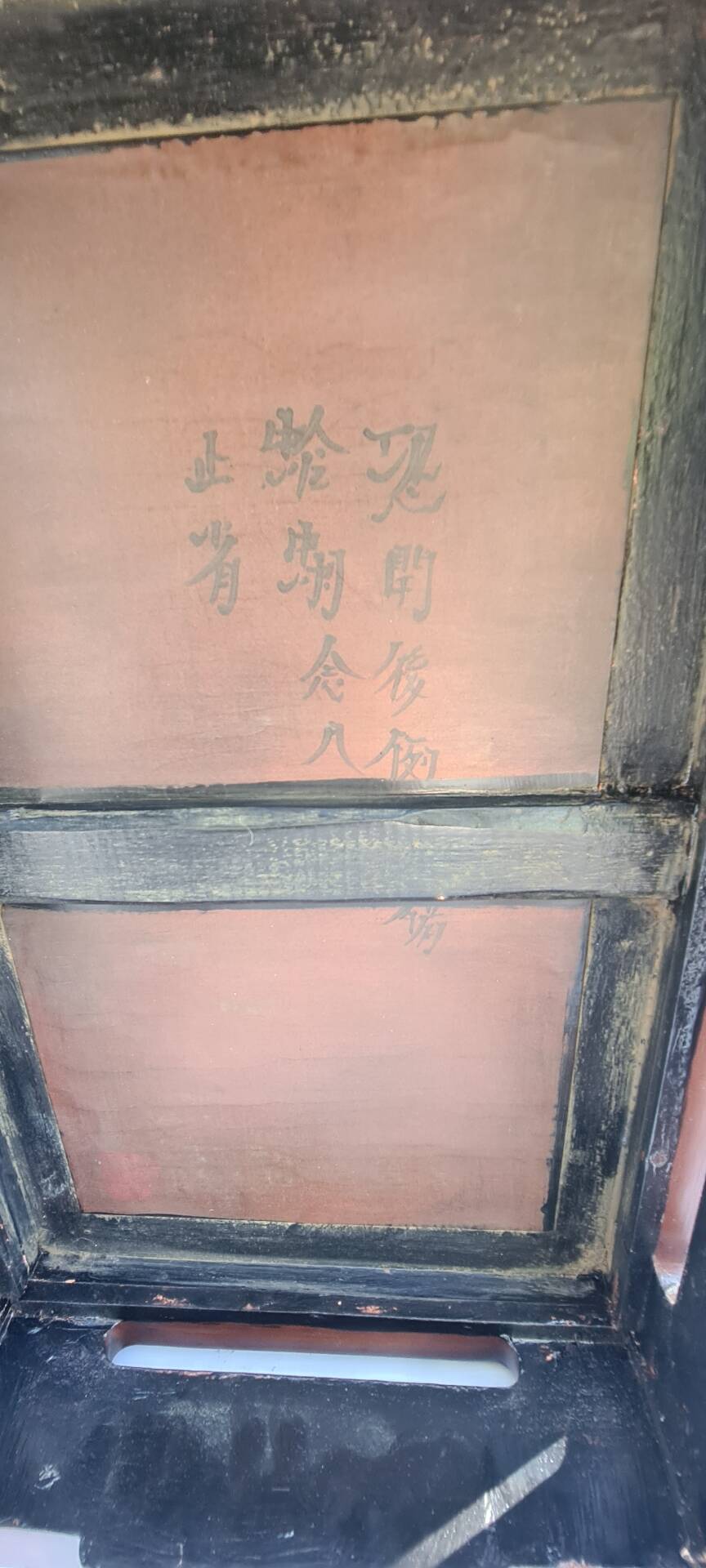 Table basse chinoise laquée type "kang" du XX.