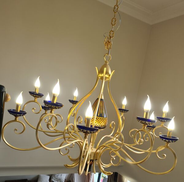 Lustre Masca en fer forgé doré à la feuille d’or Aladdin Collection 12 branches en très bon état.