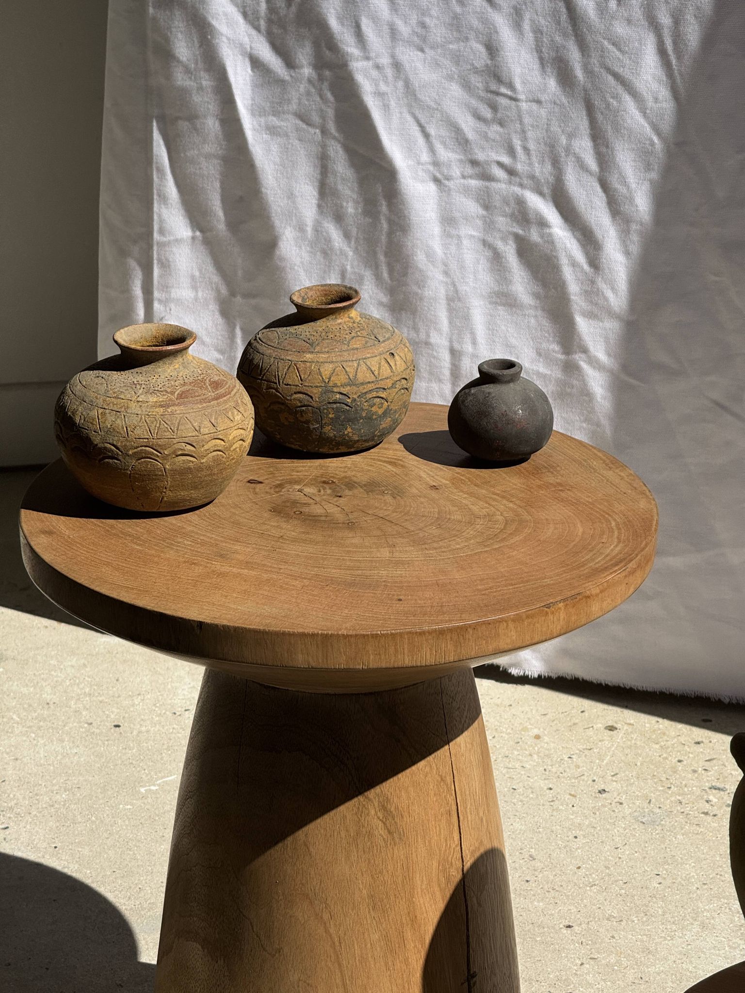 Table d'appoint en manguier massif naturel (monoxyle) piètement conique min