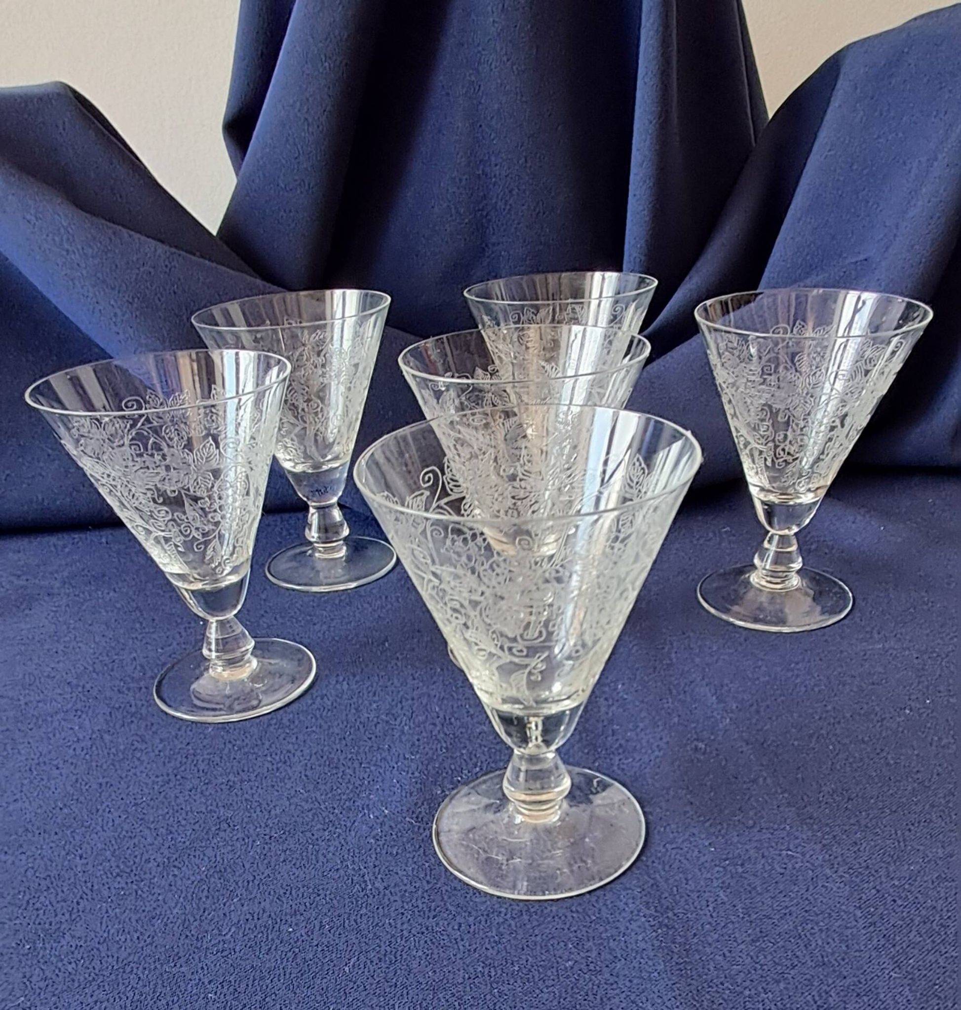 6 small stemmed glasses in the shape of a chalice, engraved decoration. Art Deco period.