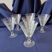 6 small stemmed glasses in the shape of a chalice, engraved decoration. Art Deco period.