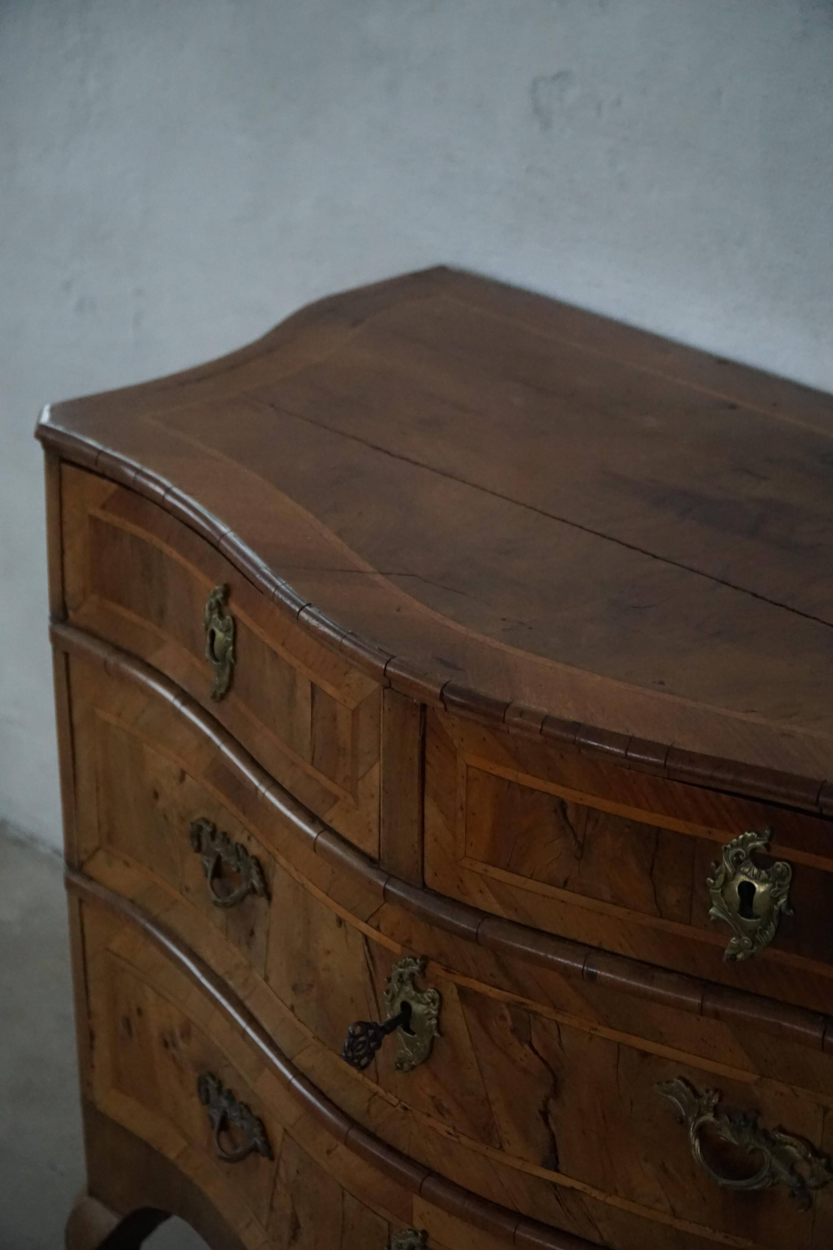 18ème siècle, commode danoise baroque serpentine antique en noyer