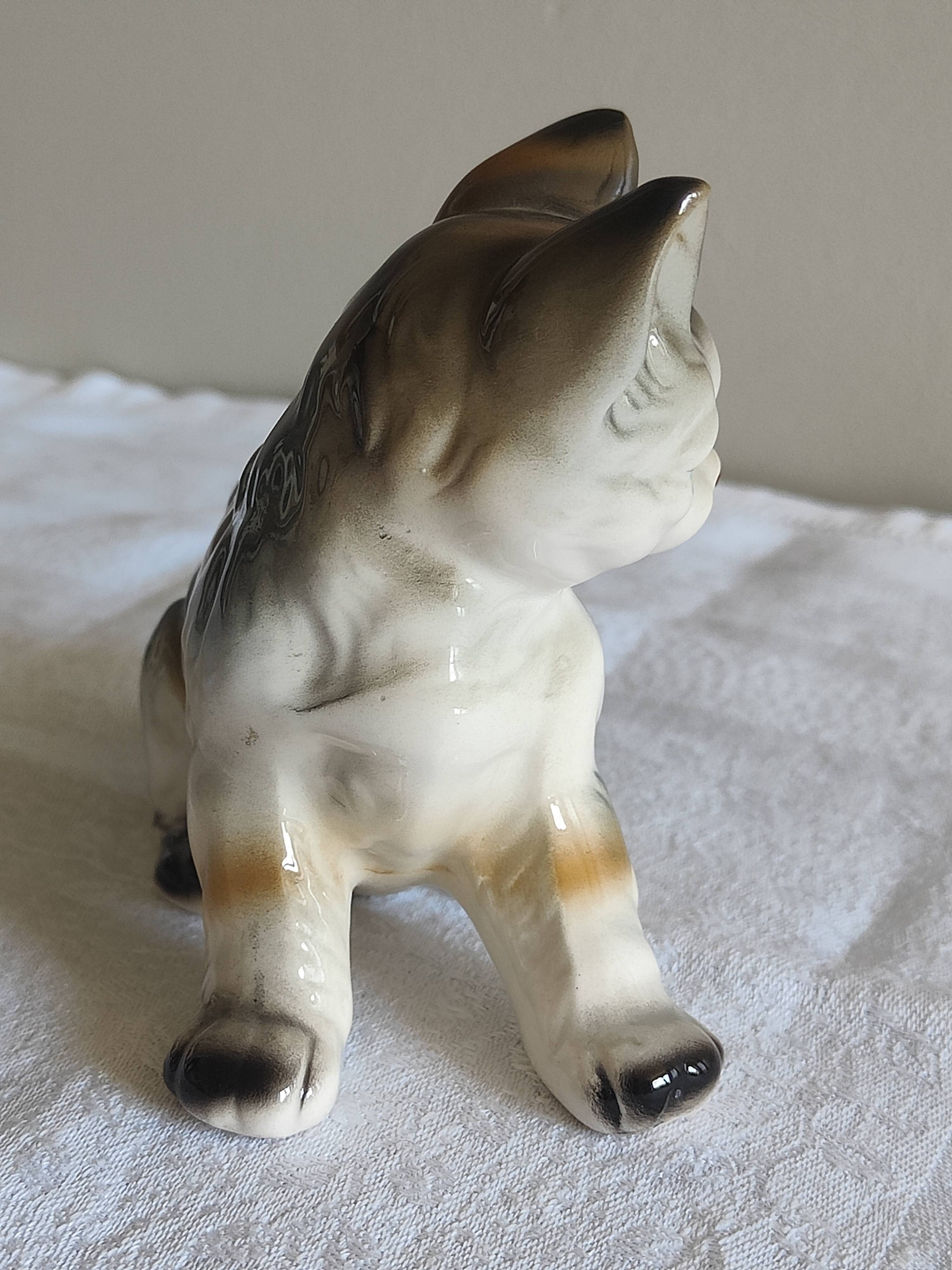 Figurine, Cat statuette, in old 20th century enameled ceramic. Animal figurine, vintage feline