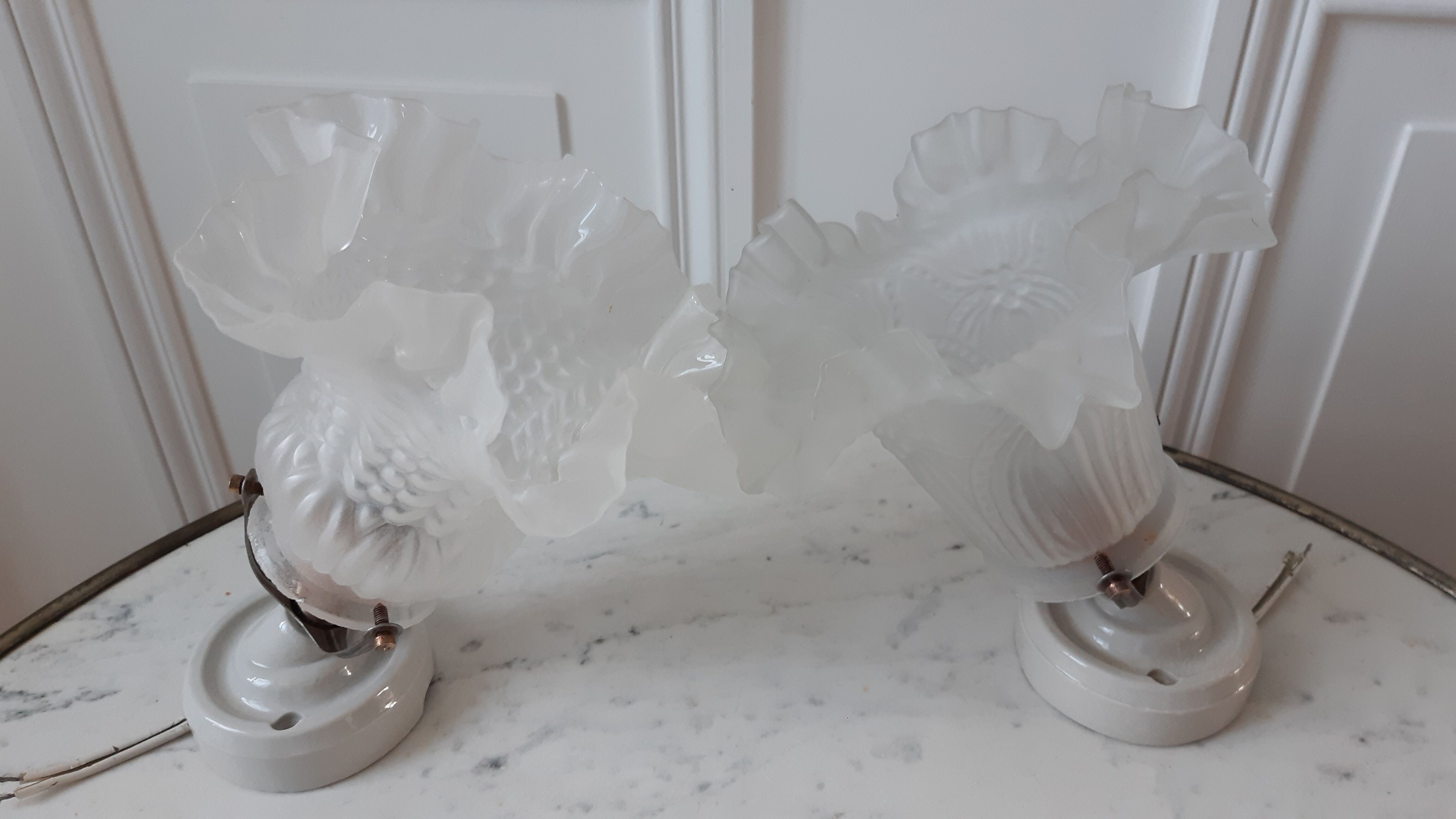 Paire d'appliques et de tulipes anciennes en verre années 40-50