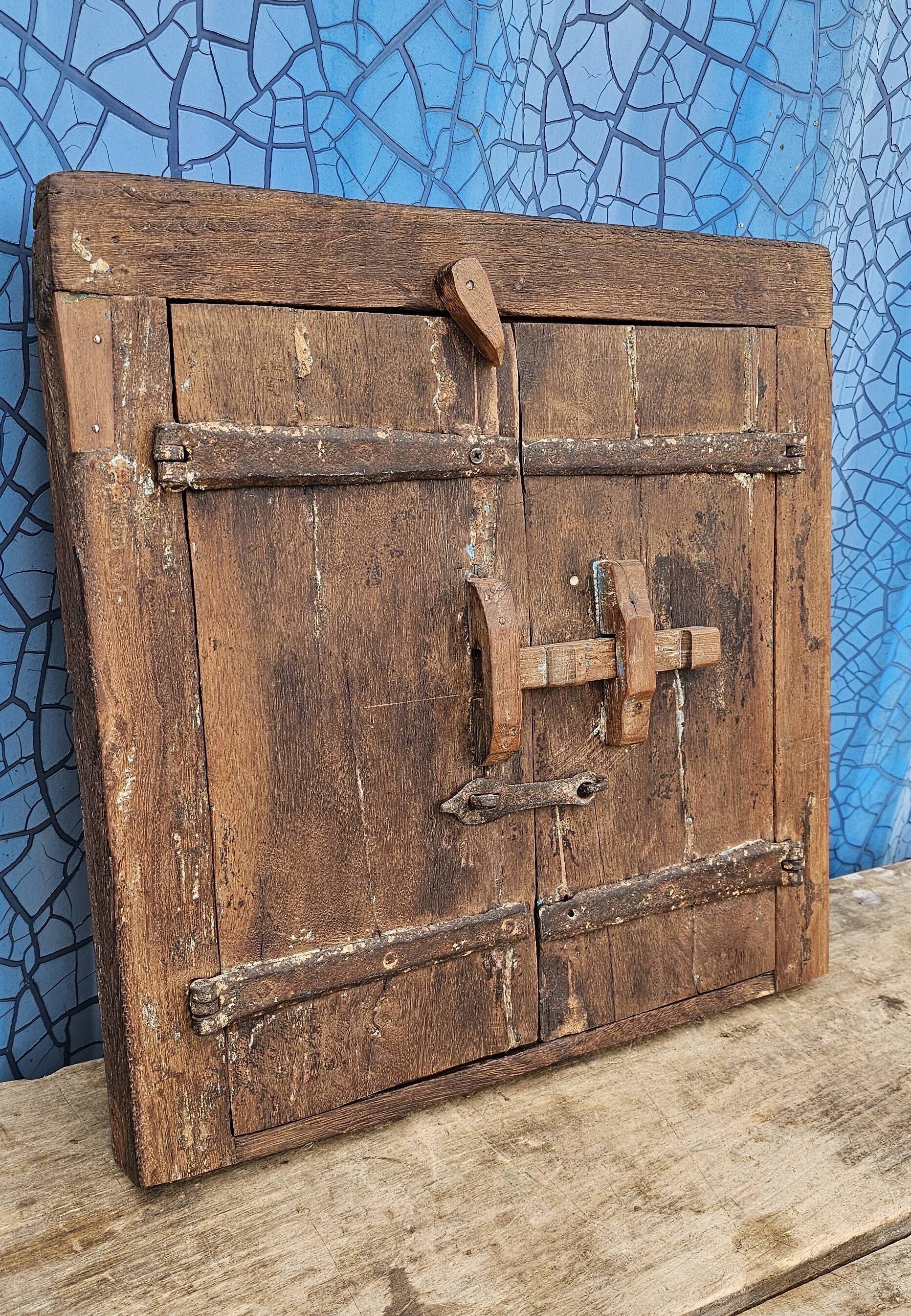 Ancienne fenêtre tribale en bois