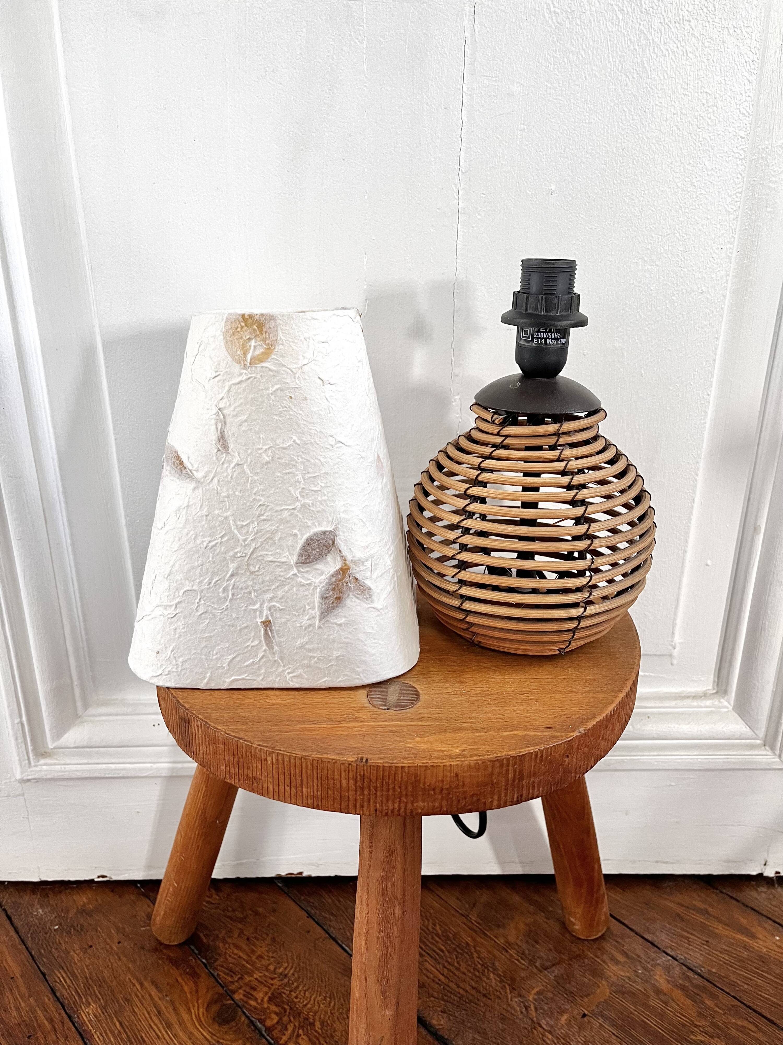 Lampe boule rotin et herbier