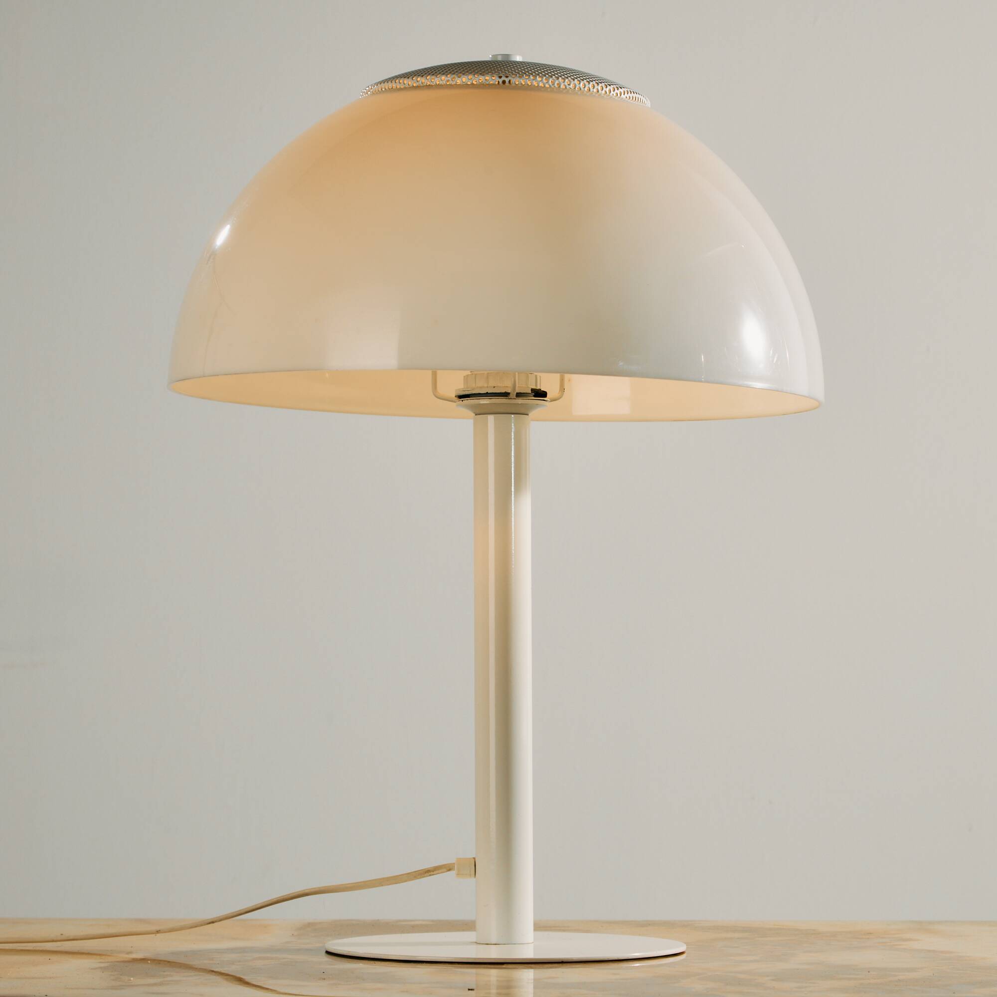 Lampe de table en métal