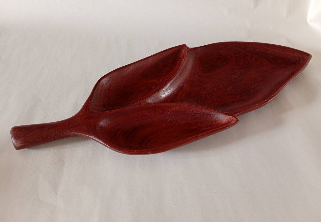 Plateau de service en bois sculpté à la main de style mi-siècle en forme de feuille