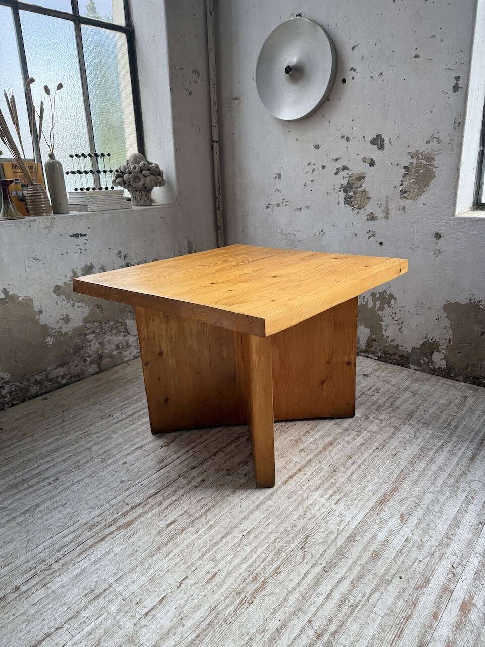 Table carrée moderniste en pin massif, années 50
