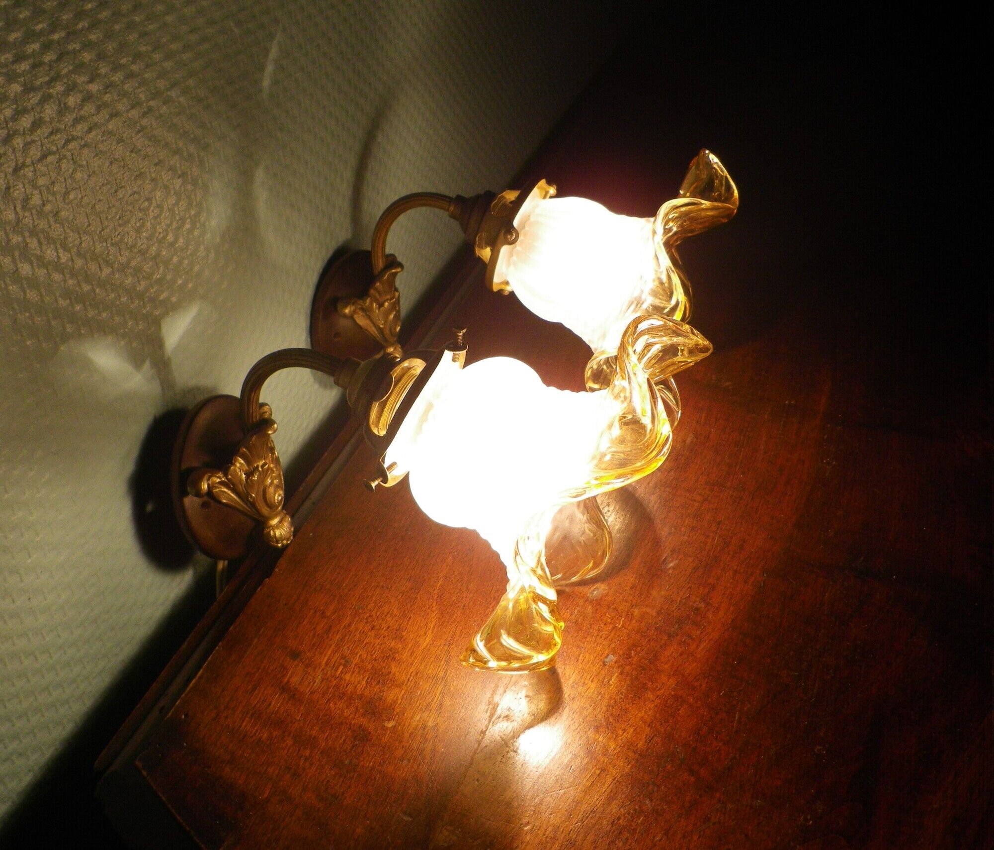Wall lamps, opaque corolla and iridescent ochre lampshade, brass and wood support