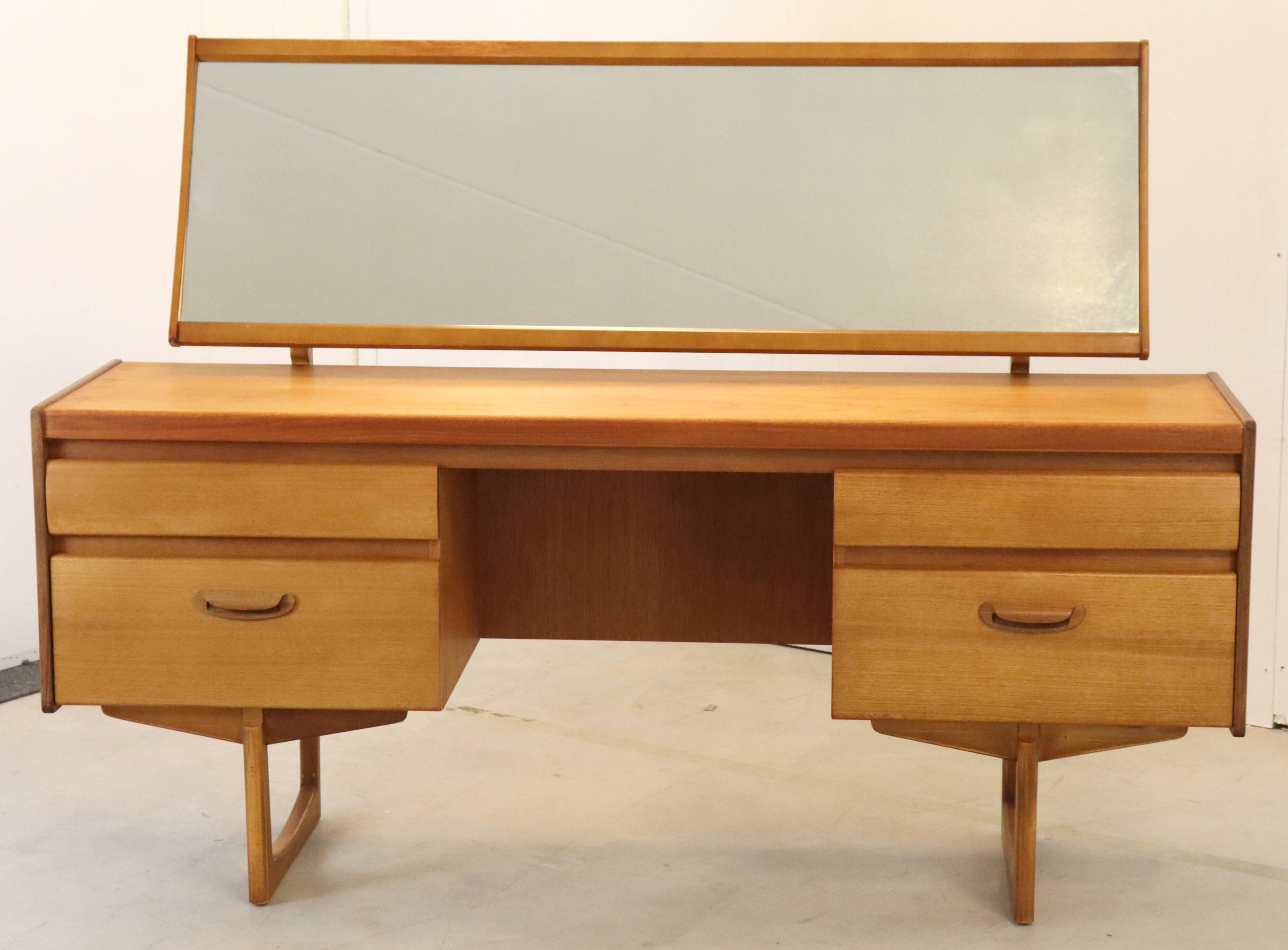 Dressing table William Lawrence of Nothingham 'London' vintage mid century