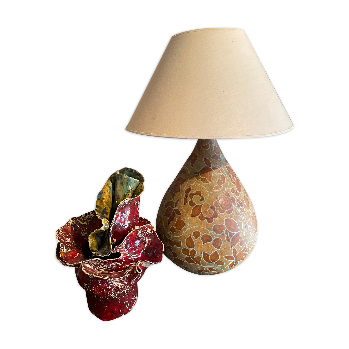 Ceramic lamp with floral decorations