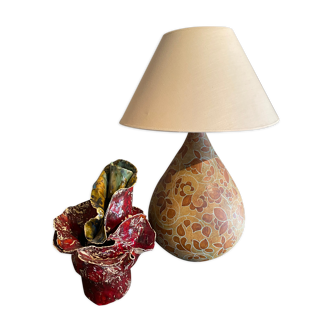 Ceramic lamp with floral decorations