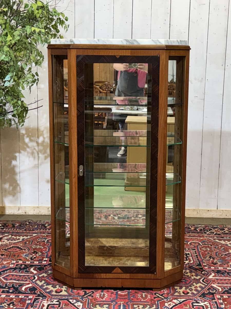 Vitrine Art déco en acajou, palissandre et dessus marbre blanc
