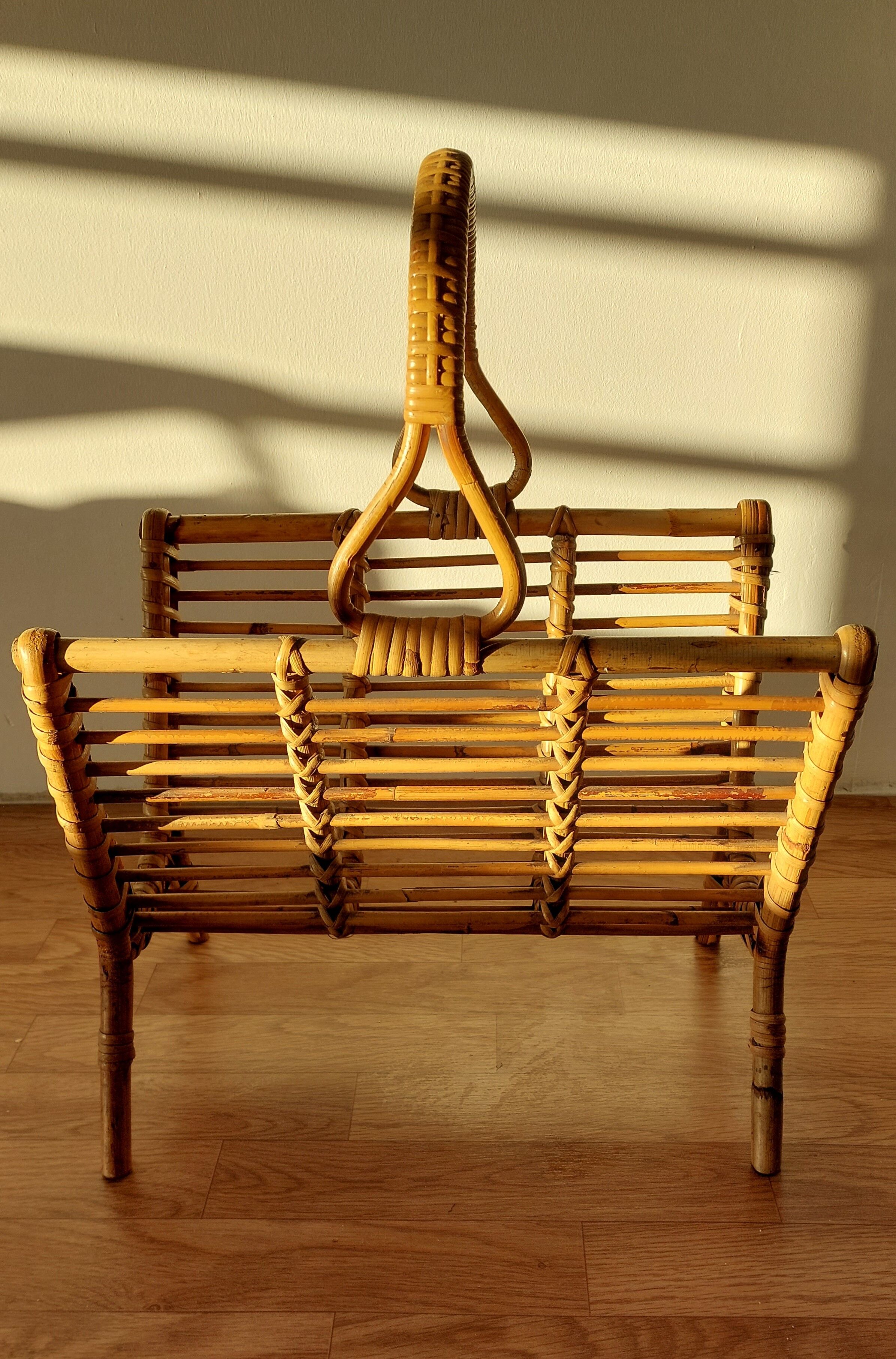 Porte-revues en rotin artisanal 1960.