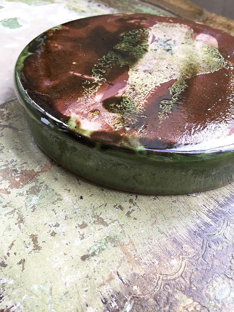 Assiette plat en terre vernissée vert