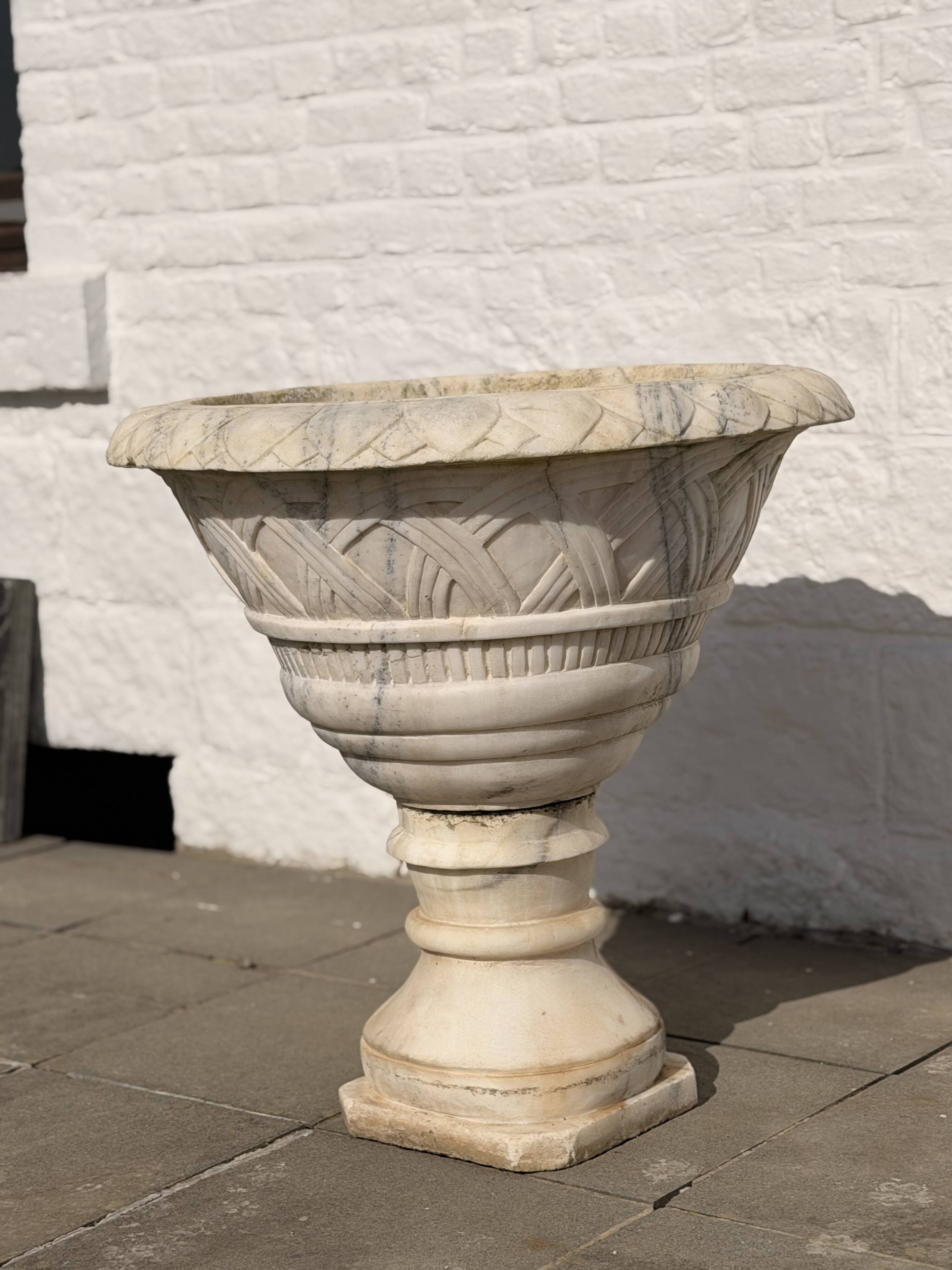 Large garden basin in marble, 19th century