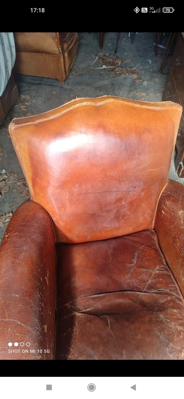 Paire de fauteuils club à moustaches en cuir havane dans leurs jus vers 1930